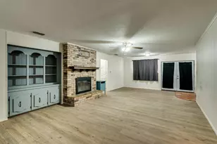 712 Indiana St, Graham, TX 76450 - Photo 5