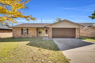 221 N Edgefield Rd, Waxahachie, TX 75165 - Photo 1