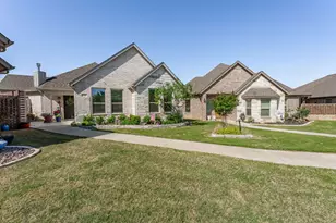 3218 Fountain Way, Granbury, TX 76049 - Photo 3