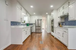 2306 Cypress Dr, Grand Prairie, TX 75050 - Photo 9