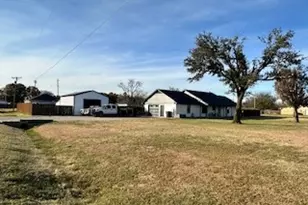 700 Arapaho Dr, Tioga, TX 76271 - Photo 3