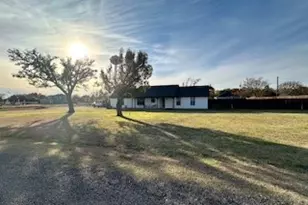 700 Arapaho Dr, Tioga, TX 76271 - Photo 5