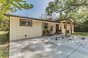 201 S Coulston St, Granbury, TX 76048 - Photo 3