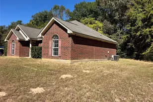 105 E Foggle St, Athens, TX 75751 - Photo 5