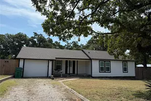 1005 Roberts St, Bowie, TX 76230 - Photo 1