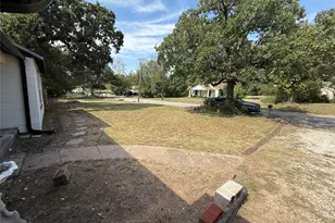 1005 Roberts St, Bowie, TX 76230 - Photo 27