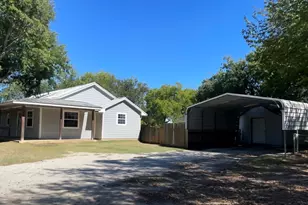 208 N Stadium Dr, Alvord, TX 76225 - Photo 3