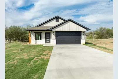 702 S Ivy Street, Hillsboro, TX 76645 - Photo 1