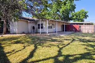 730 Pinehill Ln, Grand Prairie, TX 75052 - Photo 3