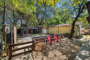 518 Red Bud Ln, Cockrell Hill, TX 75211 - Photo 11