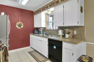 917 Springhill Dr, Burleson, TX 76028 - Photo 9