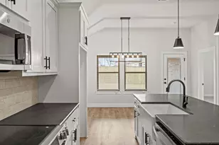 104 Maverick Trl, Valley View, TX 76272 - Photo 11