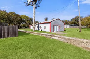 101 3rd St, Valley View, TX 76272 - Photo 27