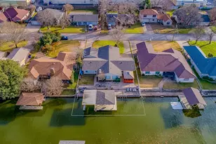 704 Tahiti Dr, Granbury, TX 76048 - Photo 5