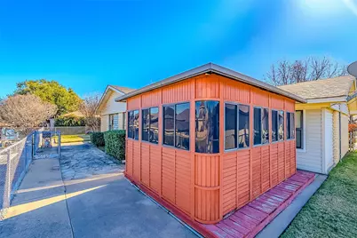 704 Tahiti Drive, Granbury, TX 76048 - Photo 9