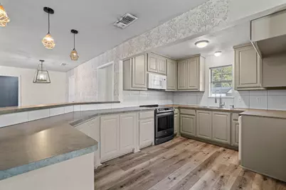 302 W Decatur Street, Chico, TX 76431 - Photo 17