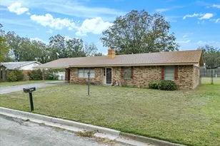 1207 Zahara St, Bowie, TX 76230 - Photo 7