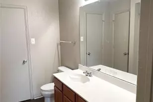 725 Kingston Dr, Grand Prairie, TX 75051 - Photo 11