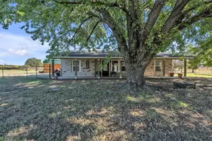 5729 County Rd 402, Grandview, TX 76050 - Photo 37