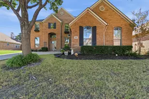 2537 Clearlake Dr, Grand Prairie, TX 75054 - Photo 3