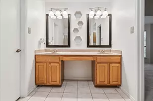 211 Cimarron Trail, Irving, TX 75063 - Photo 23