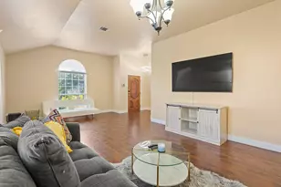 943 Furlong Dr, Grand Prairie, TX 75051 - Photo 3