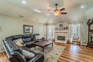 1006 Sandra Ln, Grand Prairie, TX 75052 - Photo 11