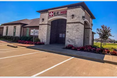 1004 S Carrier Parkway, Grand Prairie, TX 75051 - Photo 1