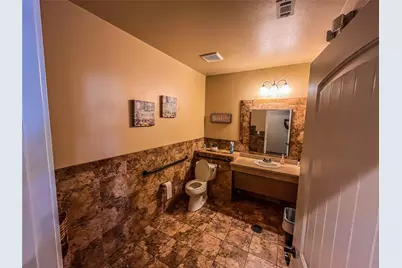 1004 S Carrier Parkway, Grand Prairie, TX 75051 - Photo 7