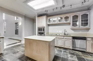 1805 Old Oak Dr, Arlington, TX 76012 - Photo 9