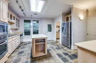 1805 Old Oak Dr, Arlington, TX 76012 - Photo 11