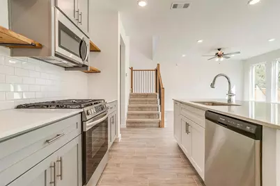 4524 Hogans Alley Drive, Arlington, TX 76001 - Photo 5