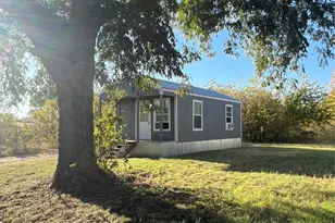 414 Cowan St, Bowie, TX 76230 - Photo 3