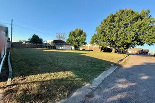 300 Denton Ct, Collinsville, TX 76233 - Photo 5