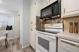 1915 S 10th St, Waco, TX 76706 - Photo 9