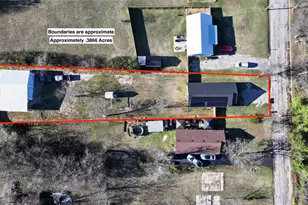 214 E Clay St, Bowie, TX 76230 - Photo 3