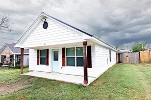 214 E Clay St, Bowie, TX 76230 - Photo 5