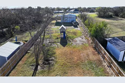 214 E Clay Street, Bowie, TX 76230 - Photo 35