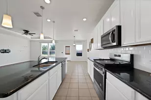 820 Lemongrass Ct, Fort Worth, TX 76131 - Photo 5