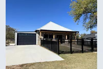 724 Franklin, Bellevue, TX 76228 - Photo 3