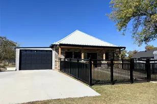 724 Franklin, Bellevue, TX 76228 - Photo 3