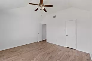 6328 Meadowglen Dr, Arlington, TX 76018 - Photo 27