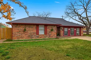 1010 Bolivar St, Sanger, TX 76266 - Photo 3