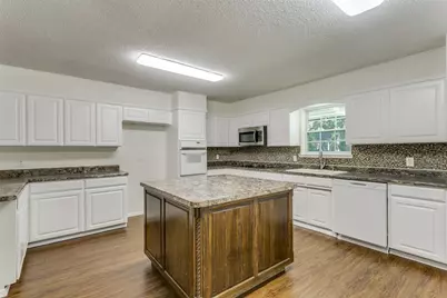 425 W Pleasantview Drive, Hurst, TX 76054 - Photo 13