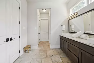 107 W Peach Street, Grapevine, TX 76051 - Photo 11