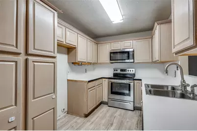 82 E Mountain Creek Drive E, Grand Prairie, TX 75052 - Photo 11