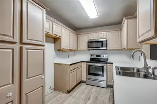 82 E Mountain Creek Dr E, Grand Prairie, TX 75052 - Photo 11