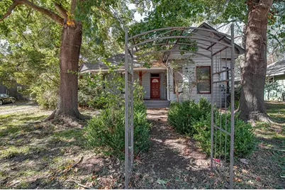 735 N Robinson Street, Cleburne, TX 76031 - Photo 3