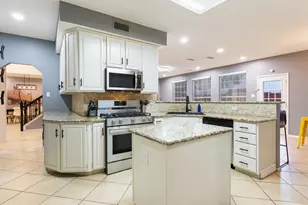 4501 Westbriar Ln, Grand Prairie, TX 75052 - Photo 9