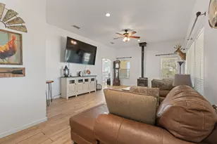 1013 Highland Rd, Cleburne, TX 76033 - Photo 5